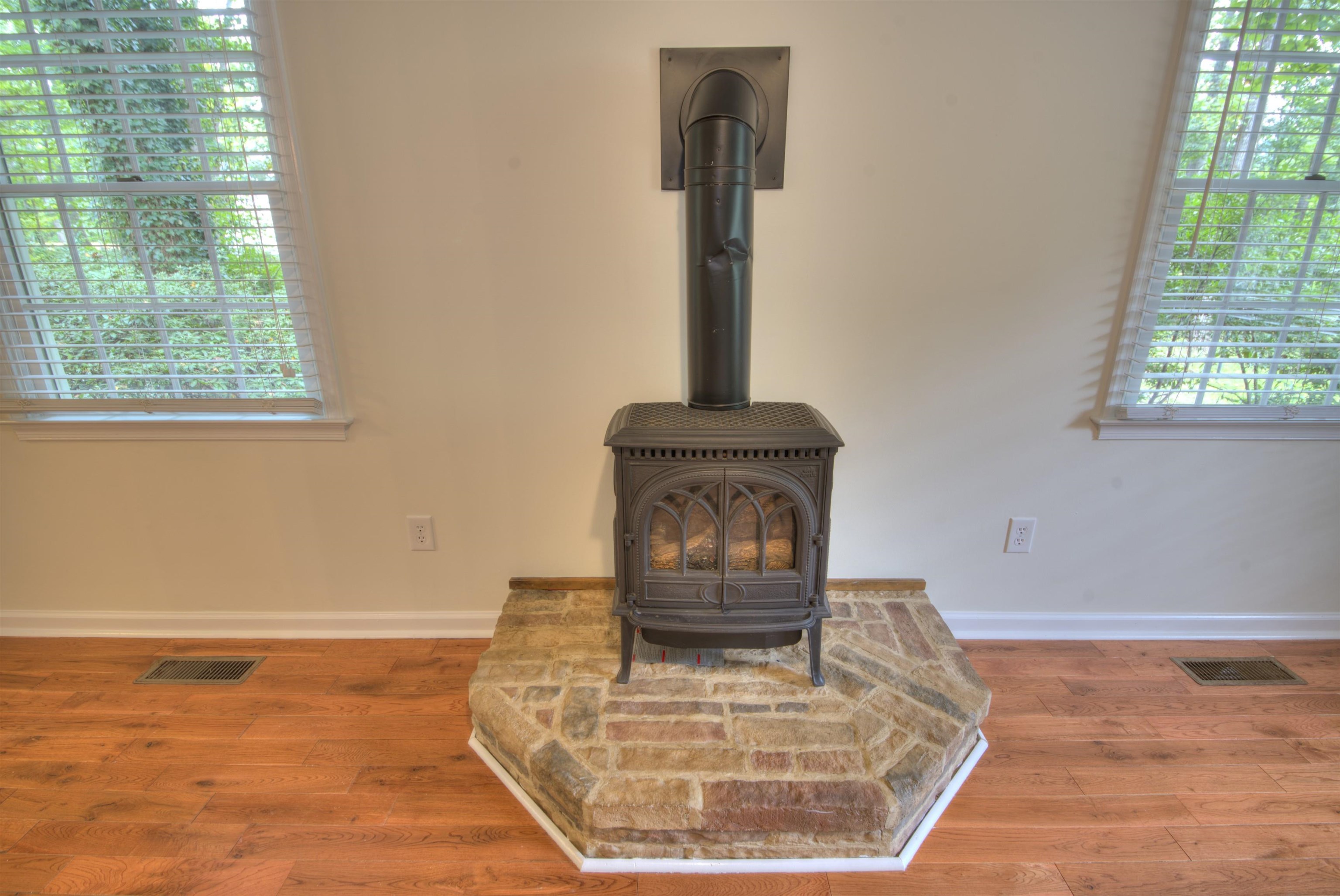 5547 Brookwood Rd