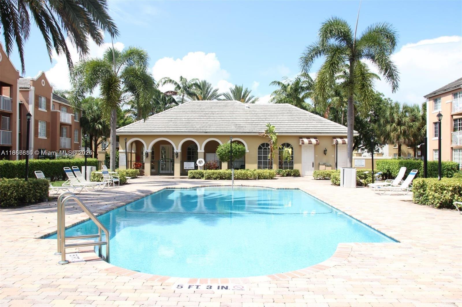 Devonaire Condo At Pembro