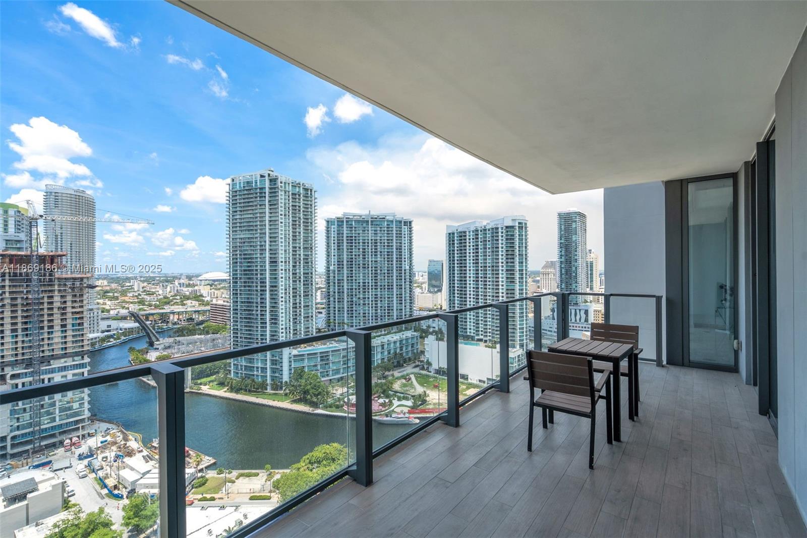 Apartamento à Venda em Miami, FL