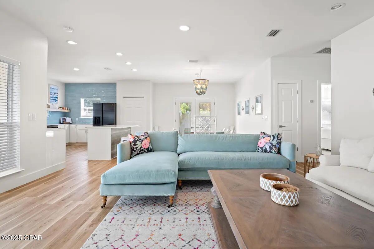 Image 16 For 360 Holiday Road