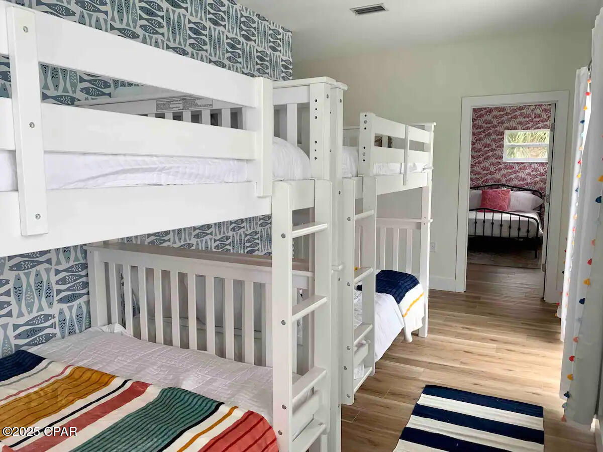 Image 25 For 360 Holiday Road