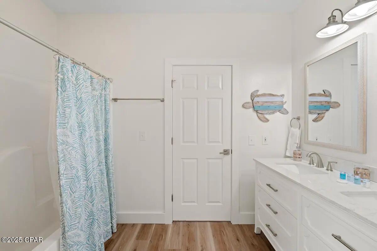 Image 33 For 360 Holiday Road