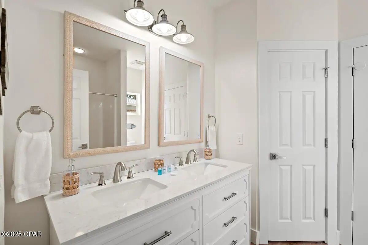 Image 35 For 360 Holiday Road