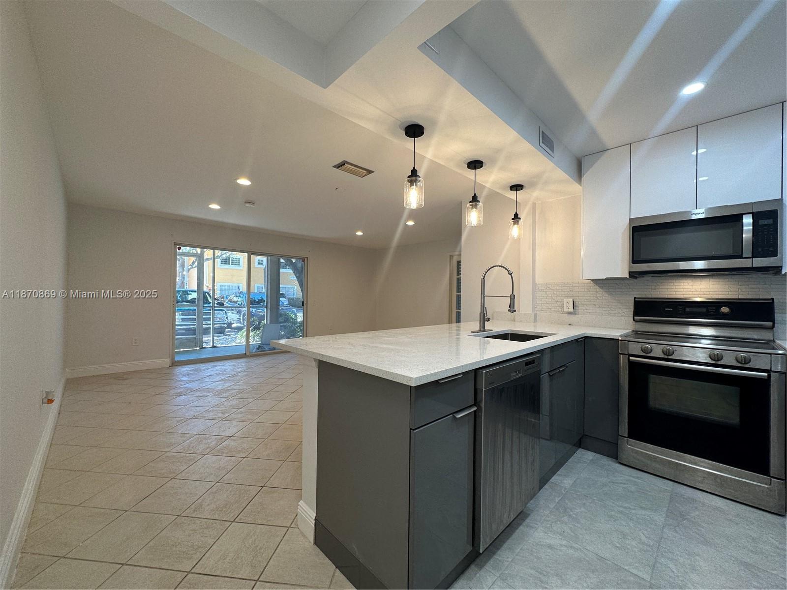 Chateau De Ville Condo