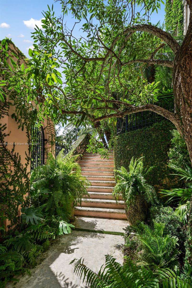 1840 S Bayshore Ln