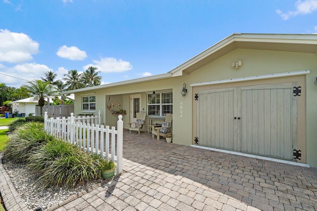 Homes for sale in Stuart, FL | 4844 Se Pilot Way, Stuart, FL 34997 | MLS# R11120624