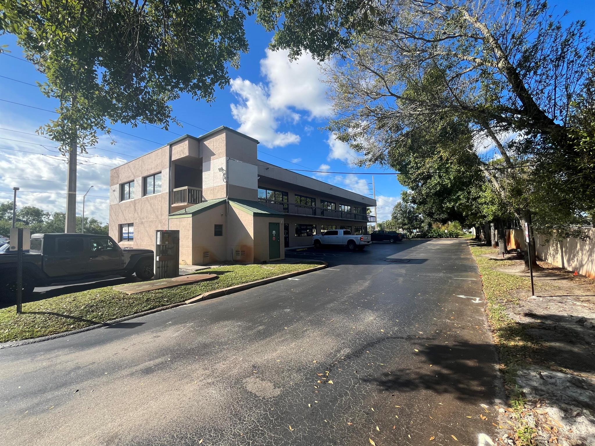 Tropical Suite Office Con