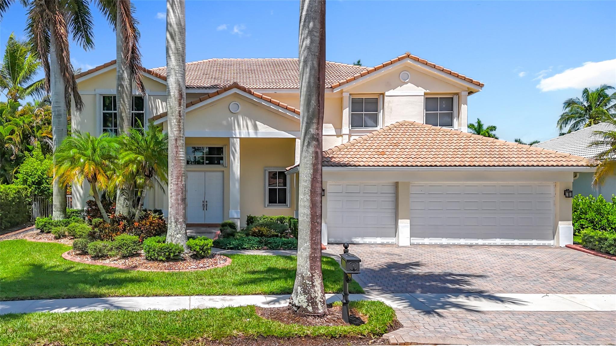 House for Sale in Weston, FL