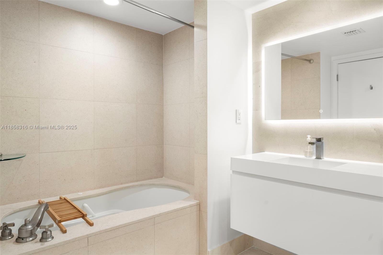 6801 Collins Ave #Door1409 (deed 1401), Miami Beach FL 33141