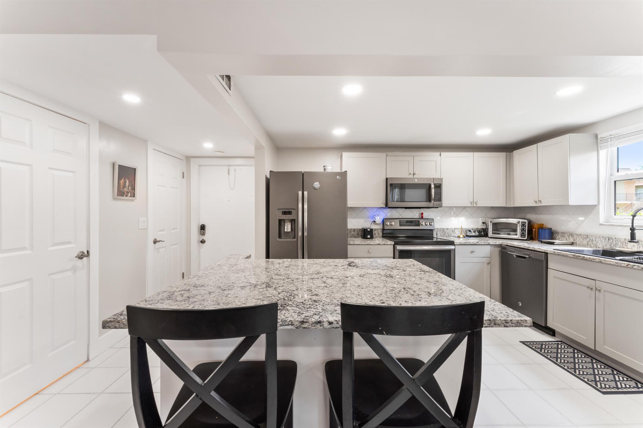 Homes for sale in Lantana, FL | 720 N Dixie Hwy #303, Lantana, FL 33462 | MLS# R11121048