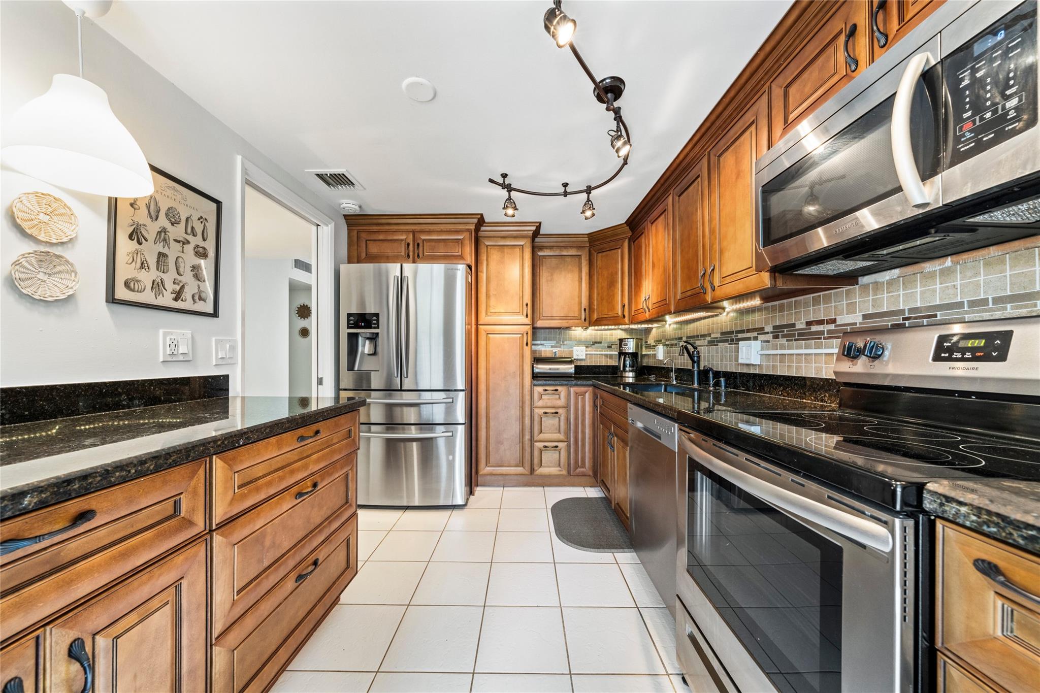 Homes for sale in Pompano Beach, FL | 3150 N Course Ln #204, Pompano Beach, FL 33069 | MLS# F10525126