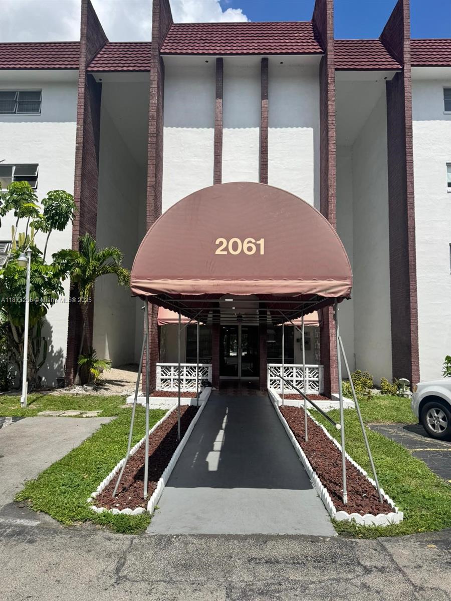 Castle Apartments 17 Cond