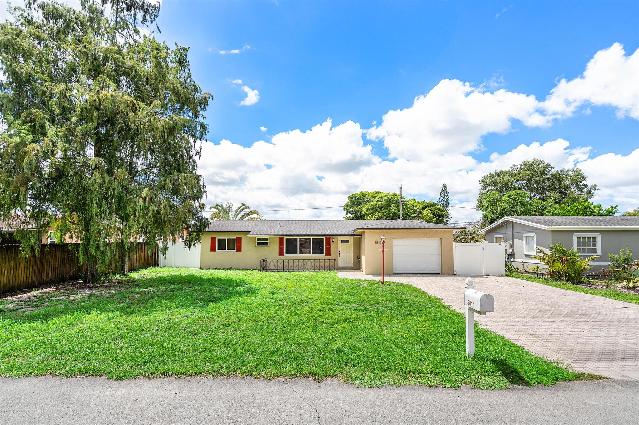 Homes for sale in Davie, FL | 5811 Sw 53rd Terrace, Davie, FL 33314 | MLS# R11121597