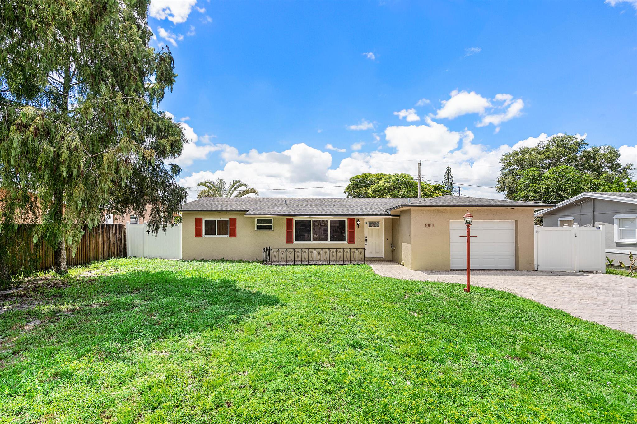 Homes for sale in Davie, FL | 5811 Sw 53rd Terrace, Davie, FL 33314 | MLS# R11121597