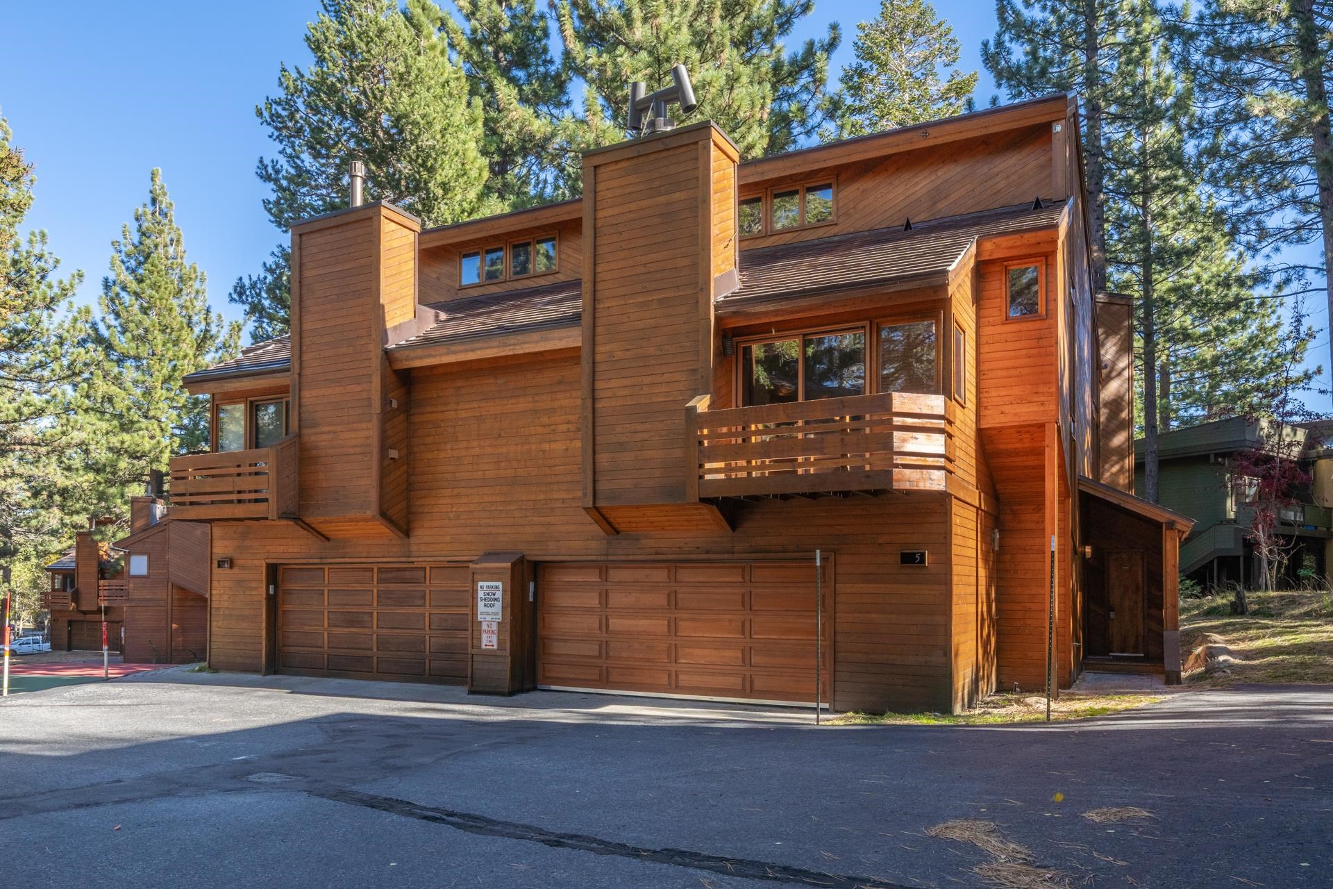 Corner townhome with 2-сar gаrаgе.  Onlу 1 cοmmon wall, a mountain feеl throughοut with wood ceilings and walls.  First floor has laundry, 2 bedrooms with their own deck, and a shared remodeled bathroom with walk-in shower, granite counters, and tile floors.  Main living area very open and spacious with vaulted ceilings, wood burning fireplace, and spacious deck off dining area.  Kitchen has been remodeled with granite counters, cabinets, gas stove, wine refrigerator, walk-in pantry, custom lighting, hardwood floors through main level, with carpet in bedrooms and loft. Primary bedroom has vaulted ceilings,  sliding glass door to deck, fireplace,  2 closets,  and lots of storage direct access  to Primary bathroom which  has granite counters, and custom walk-in shower.  Third bathroom has granite counters, tile floor, shower.  Loft ceiling fan, sleeper sofa, and built-in desk area with large storage closet.  This home has many special touches, including Hydronic heat system downstairs.  Never rented, but can be.  Project offers tennis, pickle ball, Jacuzzi and sauna.  Located across from Sierra Star golf course and on shuttle route to Eagle Lodge.  Small 14 unit project that don't come on the market very often. HOA paid quarterly, does not include cable or internet.  Cable is wired, and internet streaming available.  VACANT for EZ showings over Thanksgiving Holiday