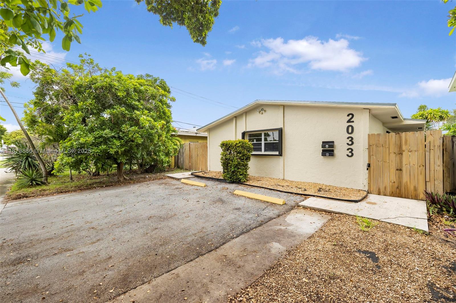 Homes for sale in Hollywood, FL | 2033 Dewey St, Hollywood, FL 33020 | MLS# A11873860