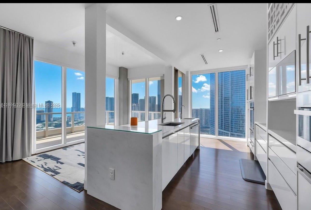 Condo for Sale in Miami, FL