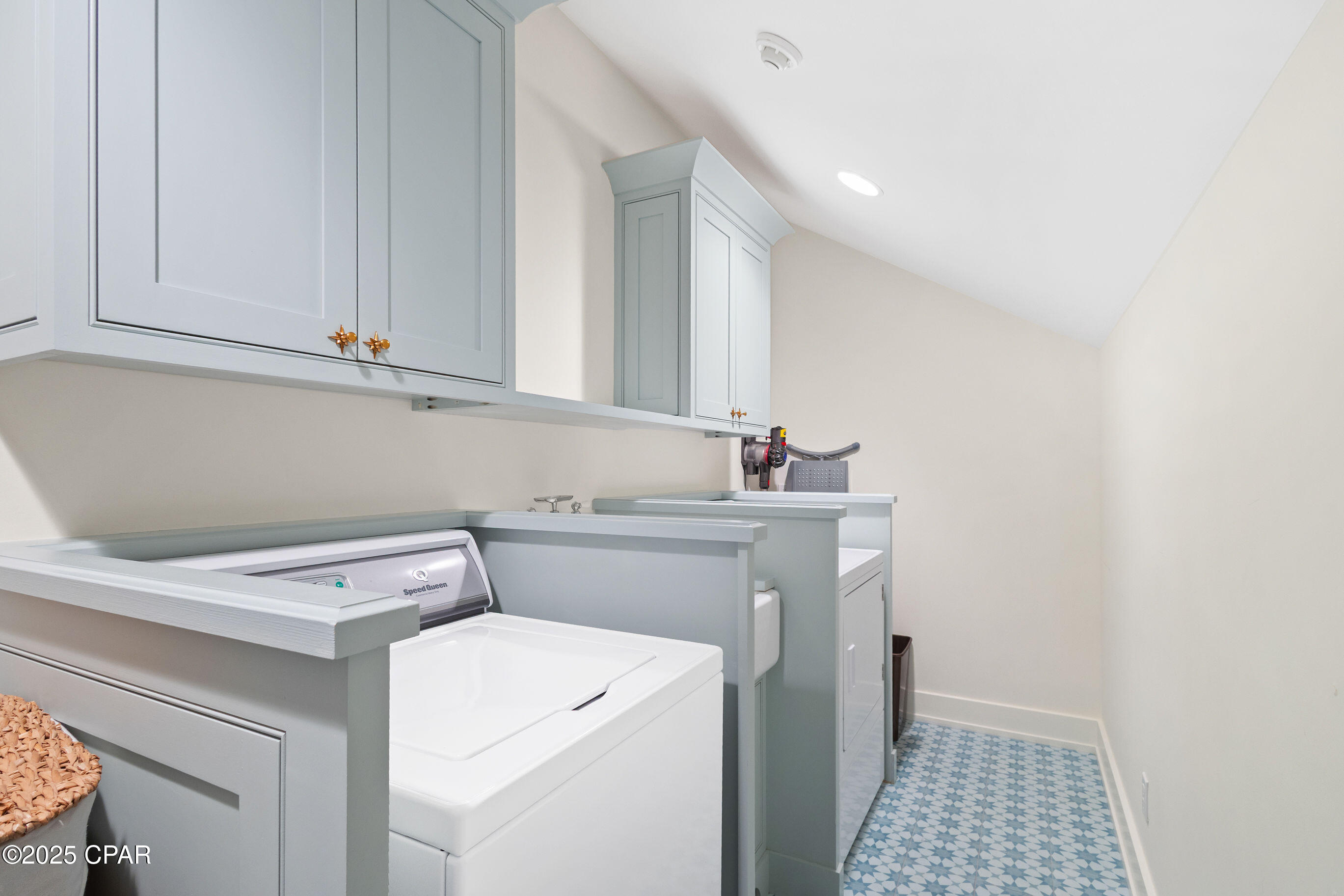 Listing photo id 67 for 50 Camellia Street