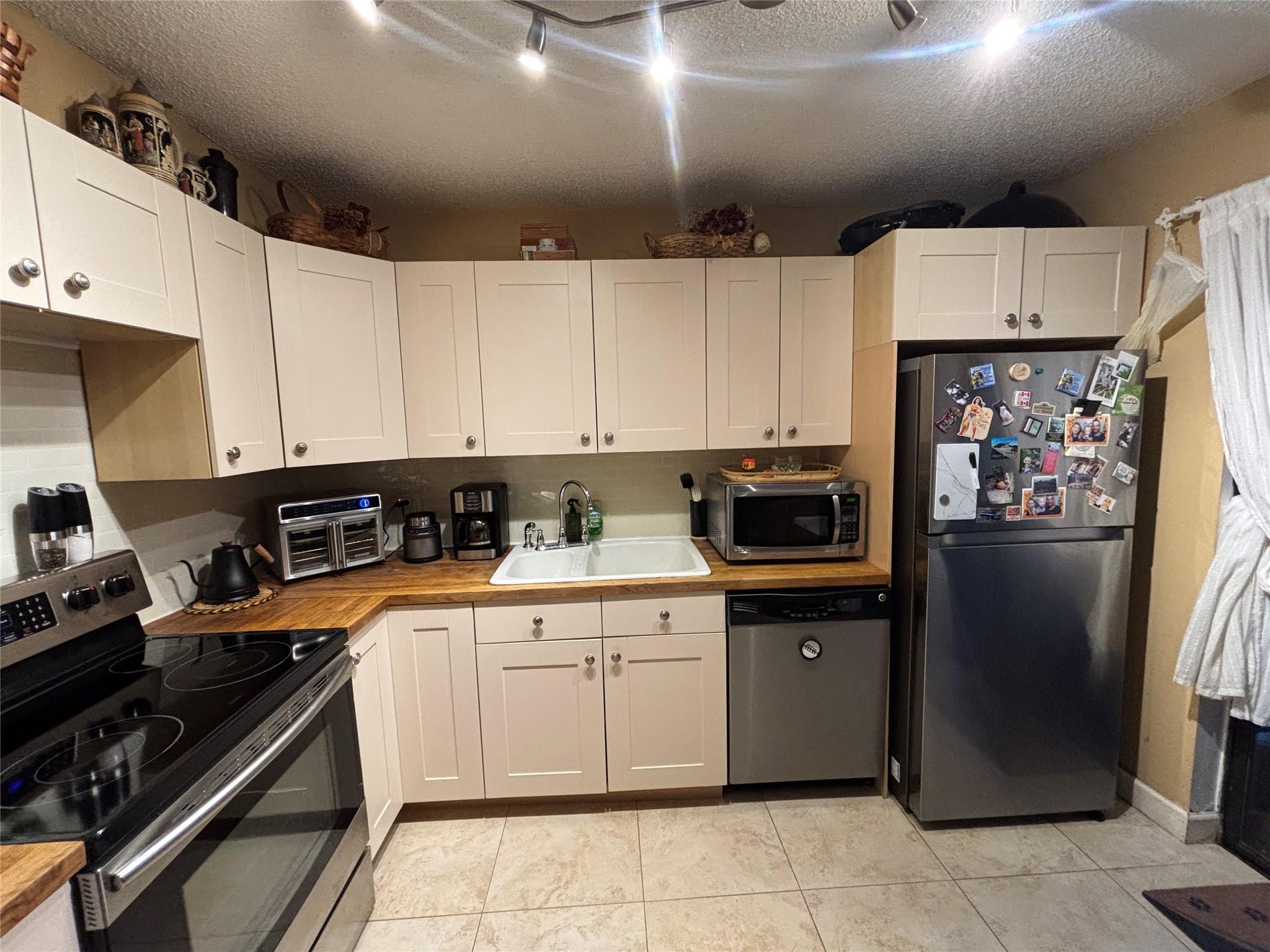 Homes for sale in Palm Springs, FL | 31 Lake Arbor Dr, Palm Springs, FL 33461 | MLS# F10525687