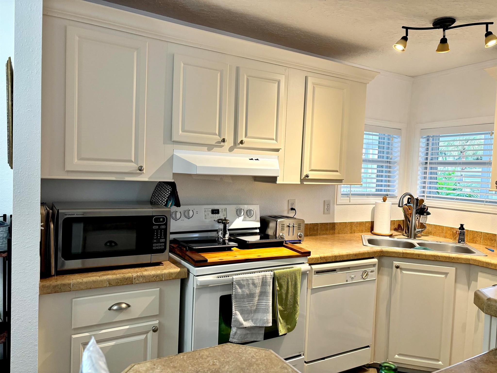 Homes for sale in Deerfield Beach, FL | 1309 W Bougainvillea Dr, Deerfield Beach, FL 33442 | MLS# R11122550