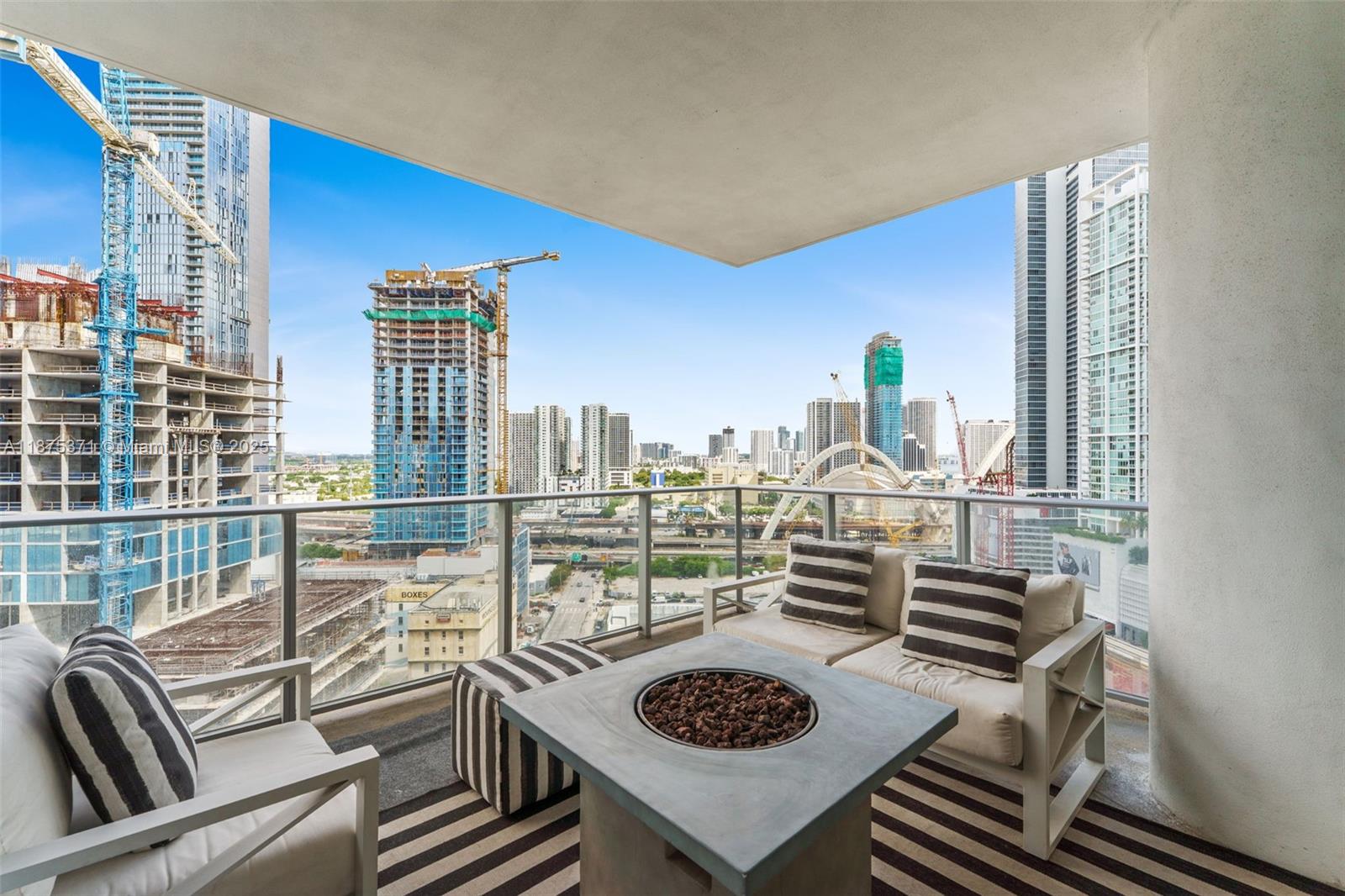 Apartamento à Venda em Miami, FL