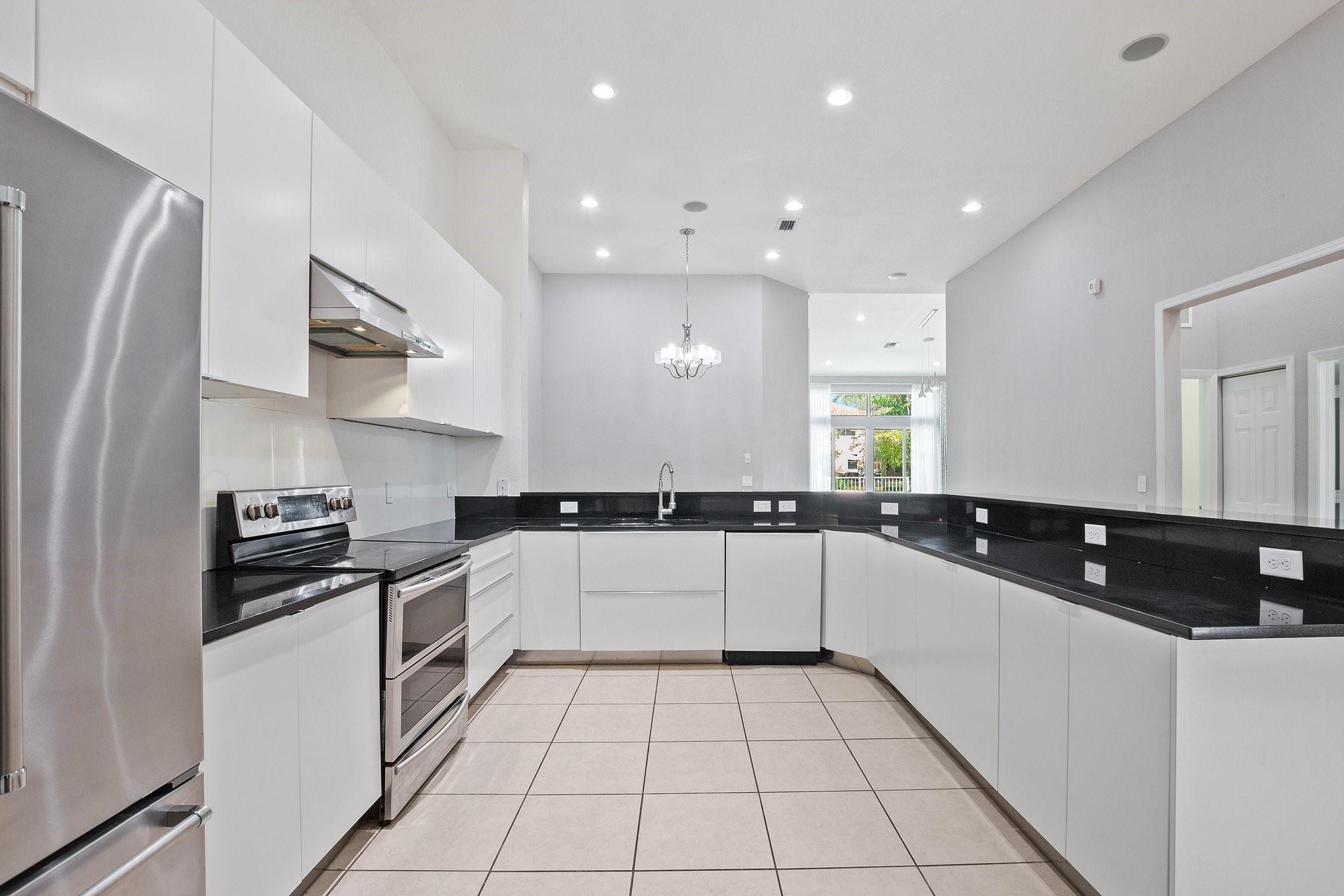 816 W Village Cir Davie FL 33325 | F10526000