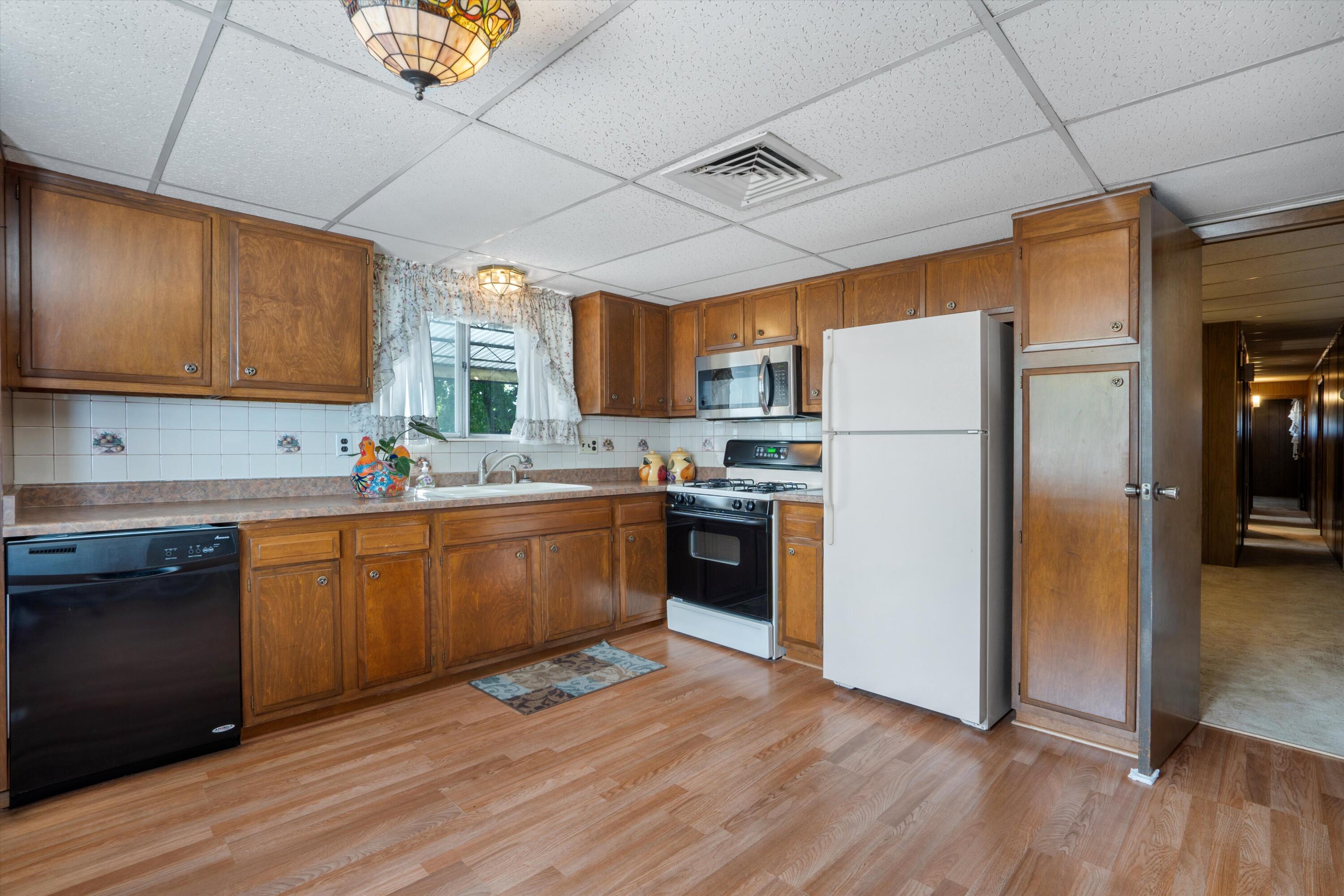 6831 JADE PARK Avenue NE Kitchen