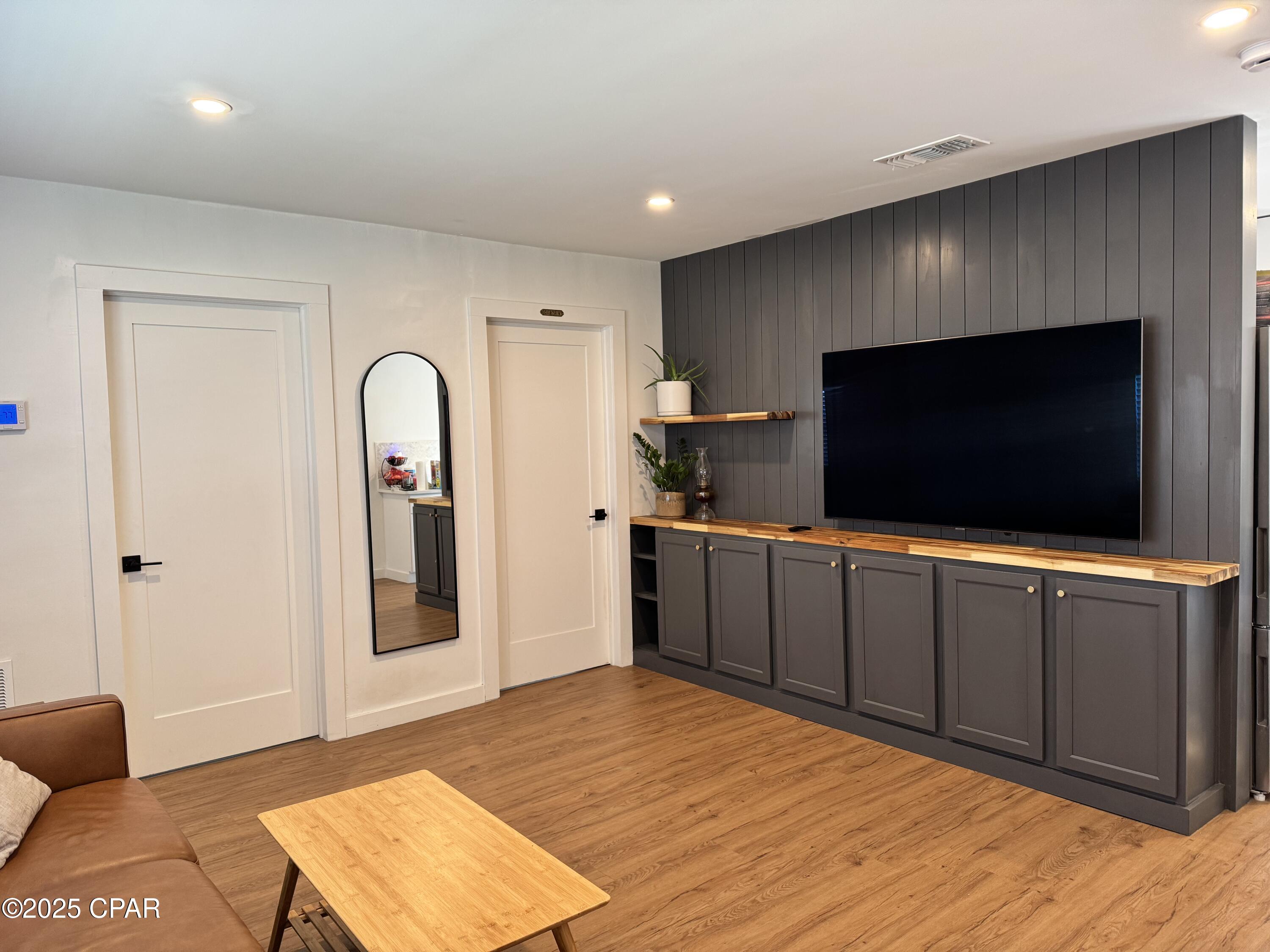 Image 2 For 6427 Oakshore Drive