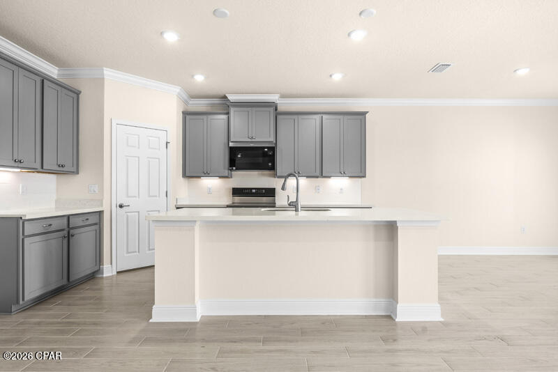 Listing photo id 13 for 213 Lake Merial Blvd