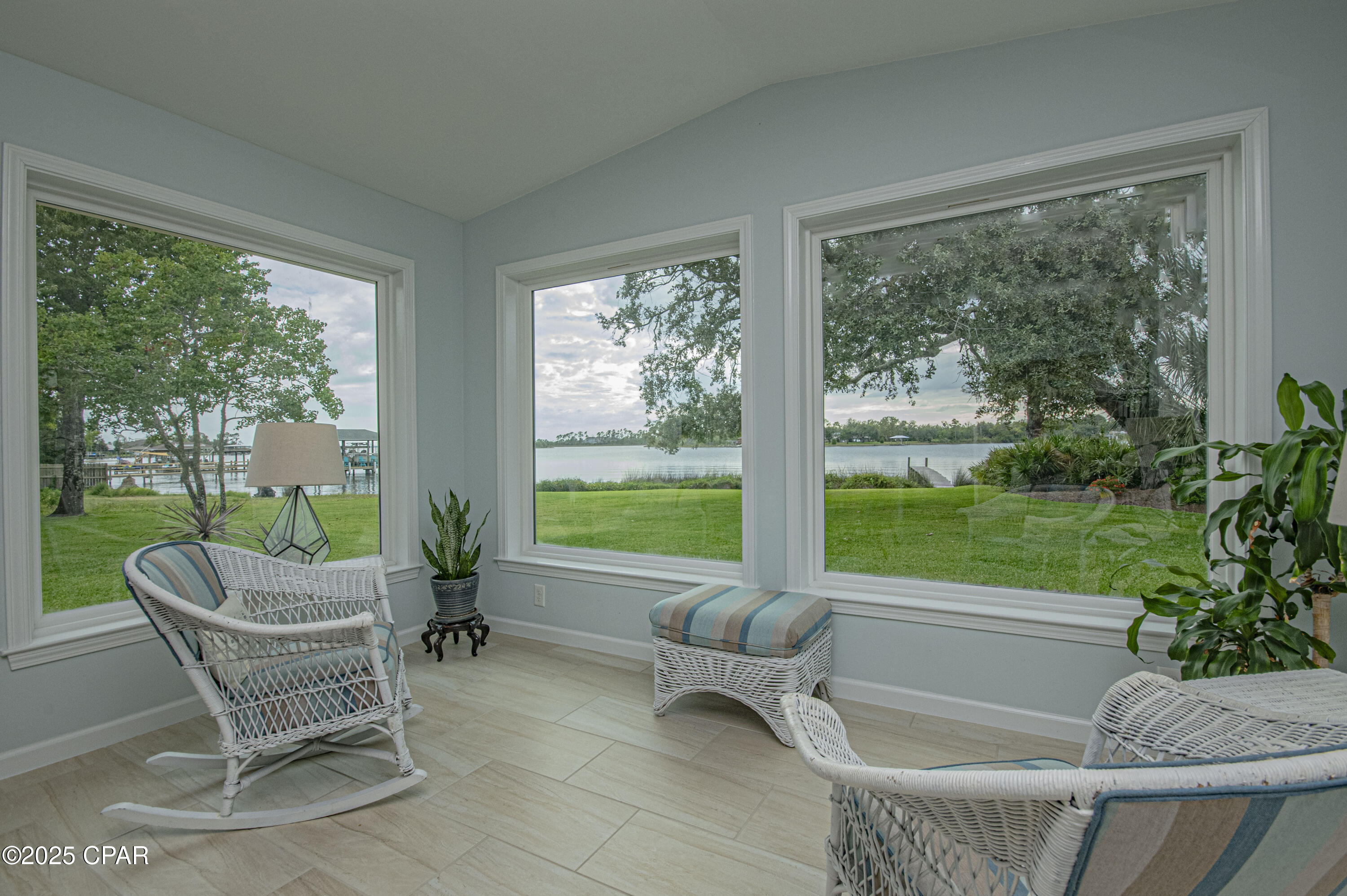 Listing photo id 2 for 808 Plantation Drive