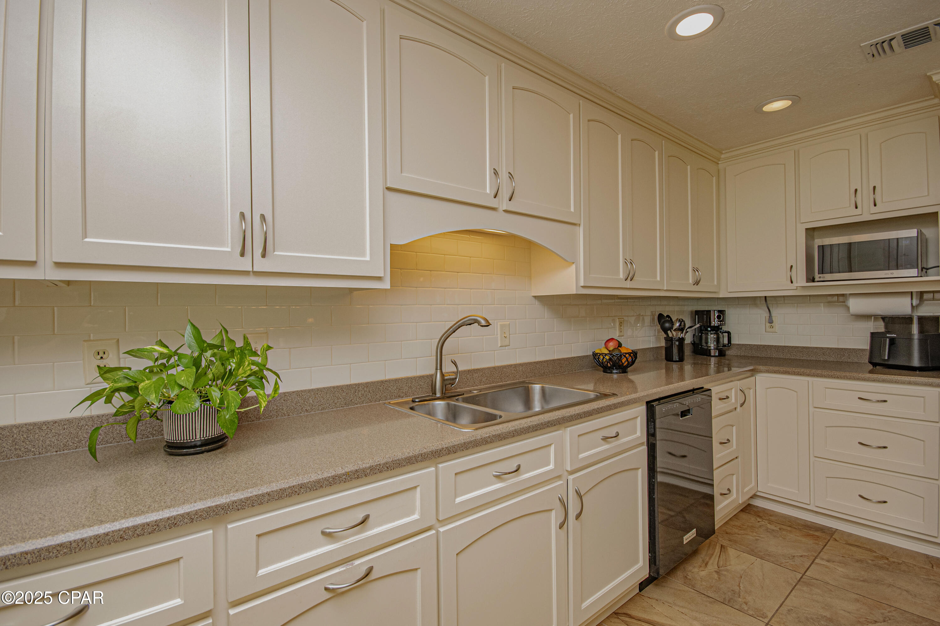 Listing photo id 24 for 808 Plantation Drive