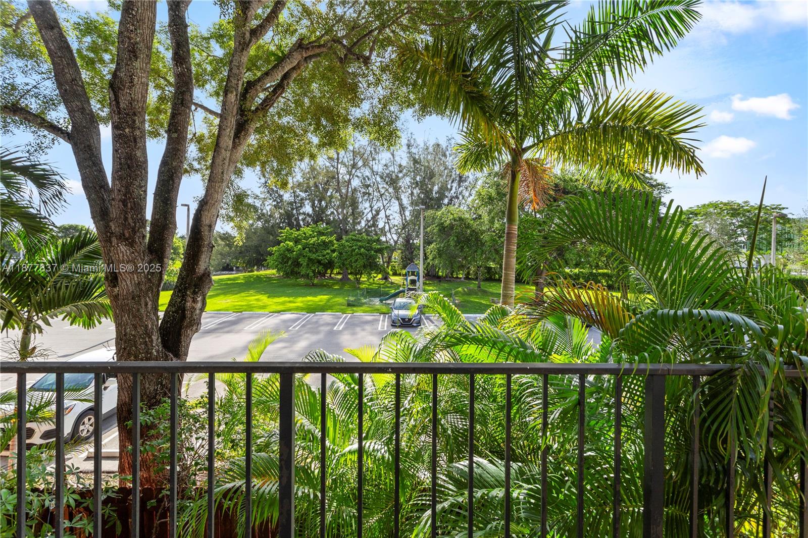 Villas Of Pinecrest Condo