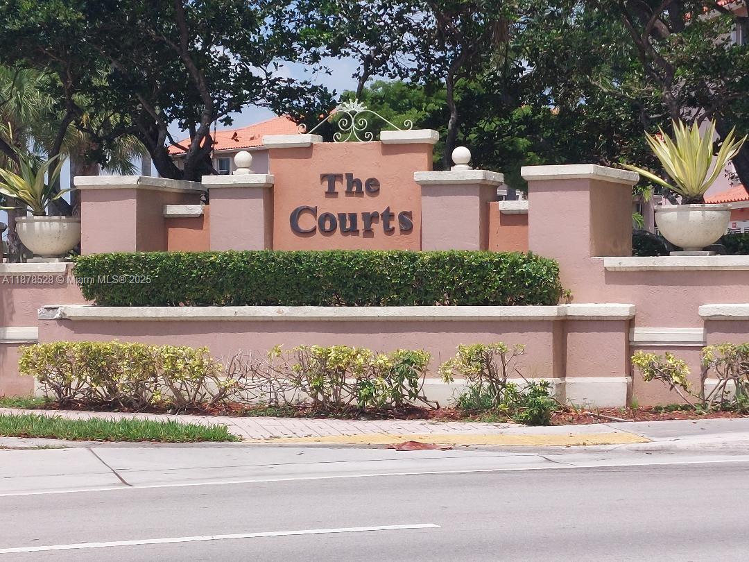 The Courts At Doral Isles