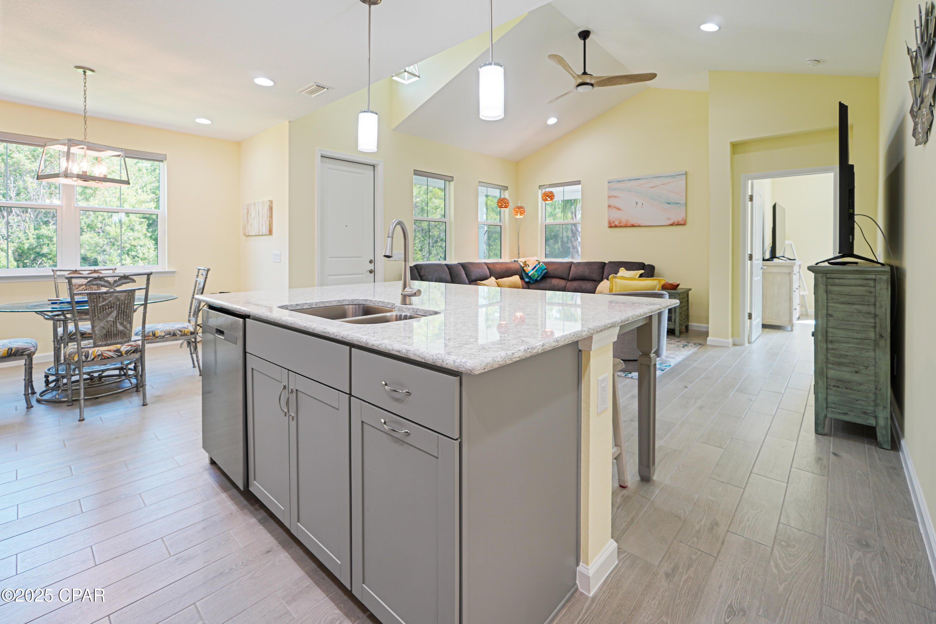 Image 13 For 8463 Dreams Float Court