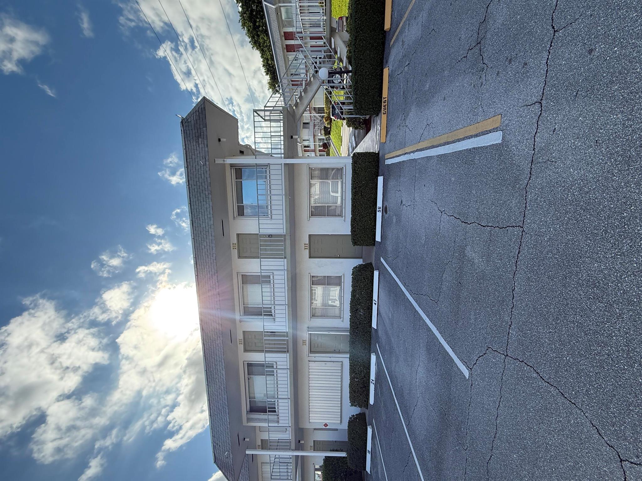 Murry Hills Apt Bldg Cond