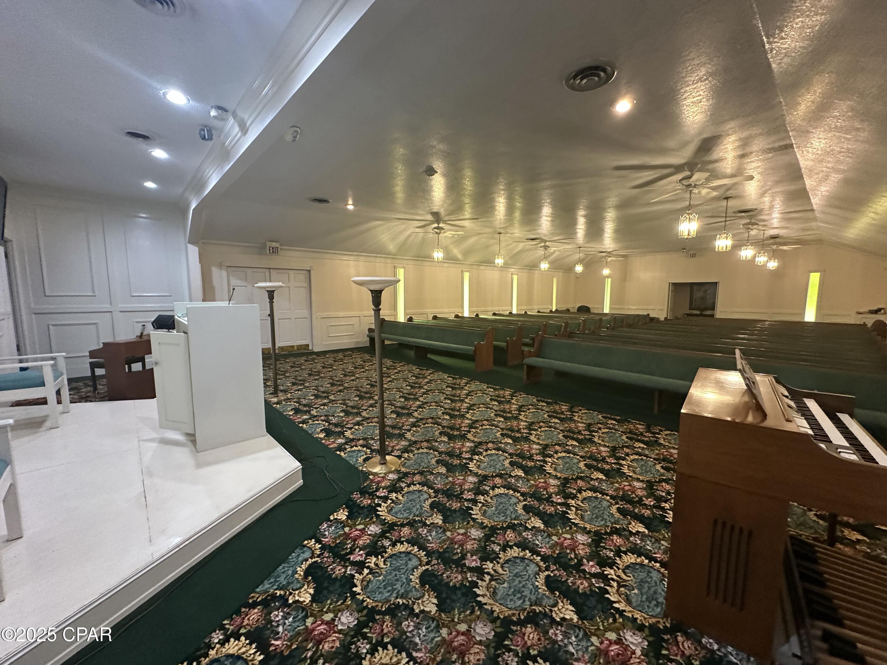 Listing photo id 3 for 5283 Brown Street