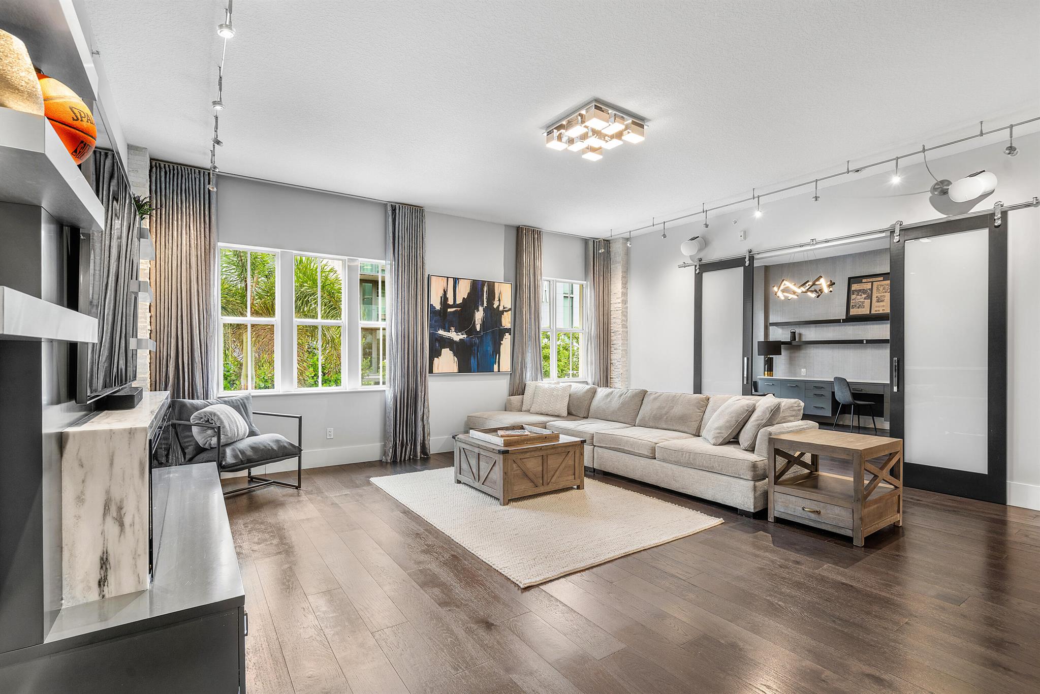 City Walk At Pineapple Gr