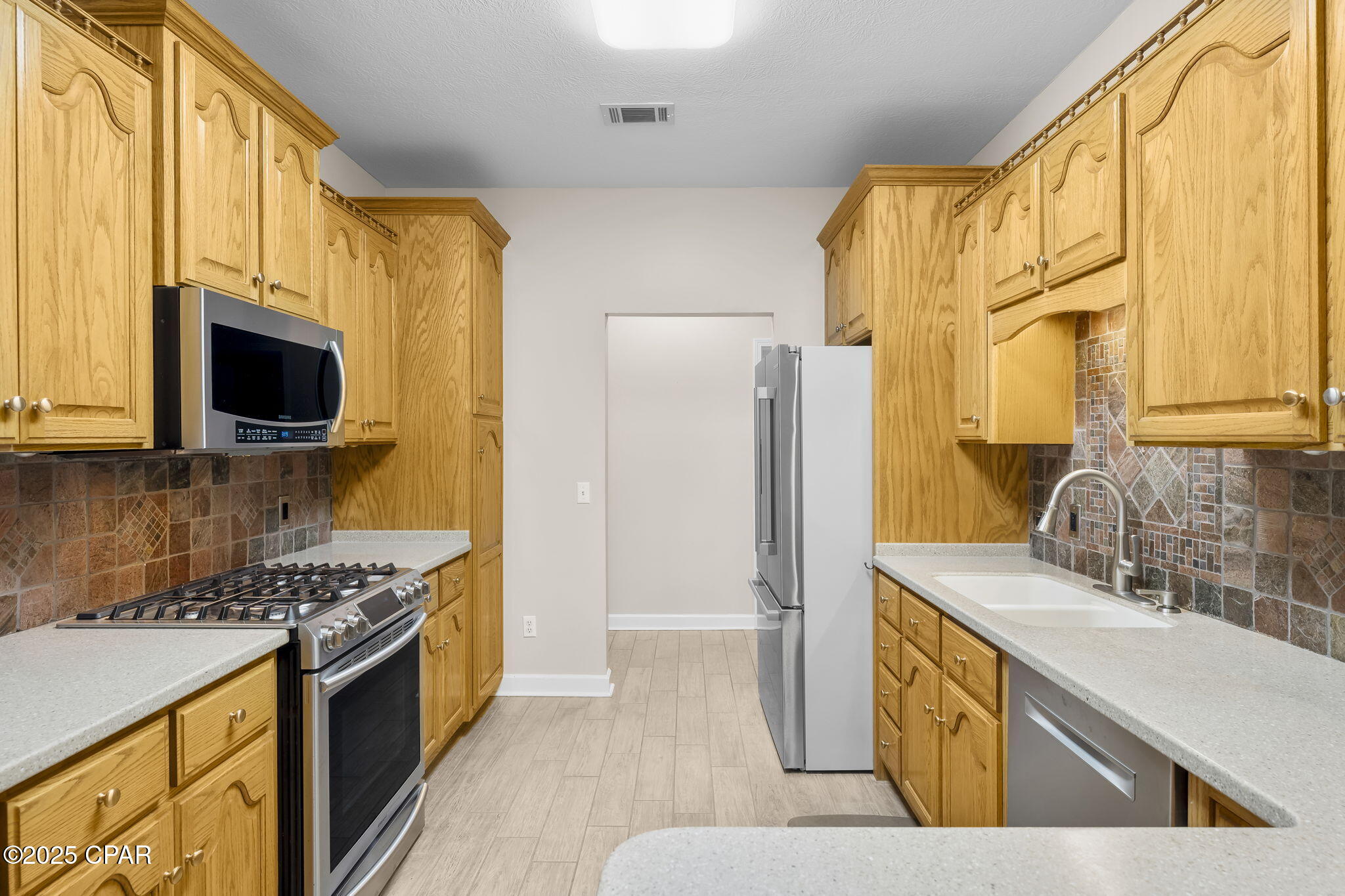 Listing photo id 14 for 3262 Country Club Drive