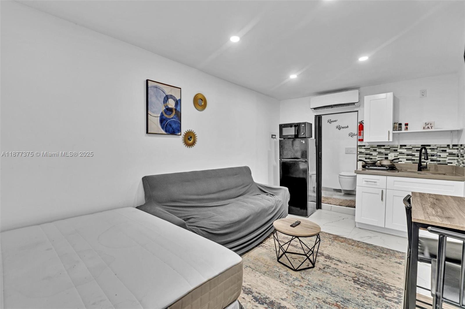 Additional living spaces at 4328 49th Ct - Condo in Dania Beach
