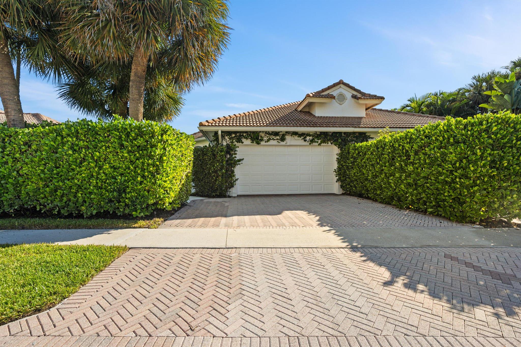 Homes for sale in Wellington, FL | 2940 Twin Oaks Way, Wellington, FL 33414 | MLS# R11124862