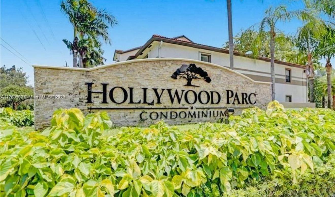 Hollywood Parc Condominiu