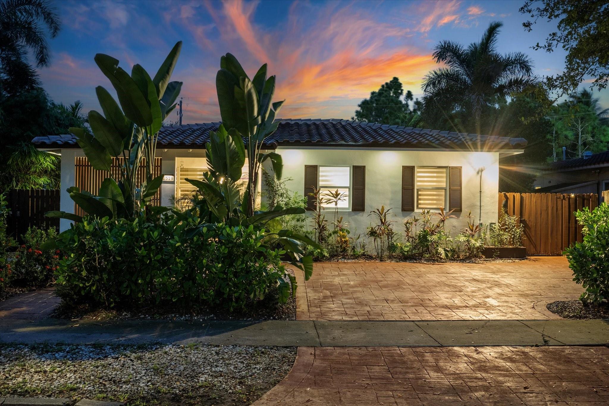 Homes for sale in Hollywood, FL | 1519 Washington St, Hollywood, FL 33020 | MLS# F10526893