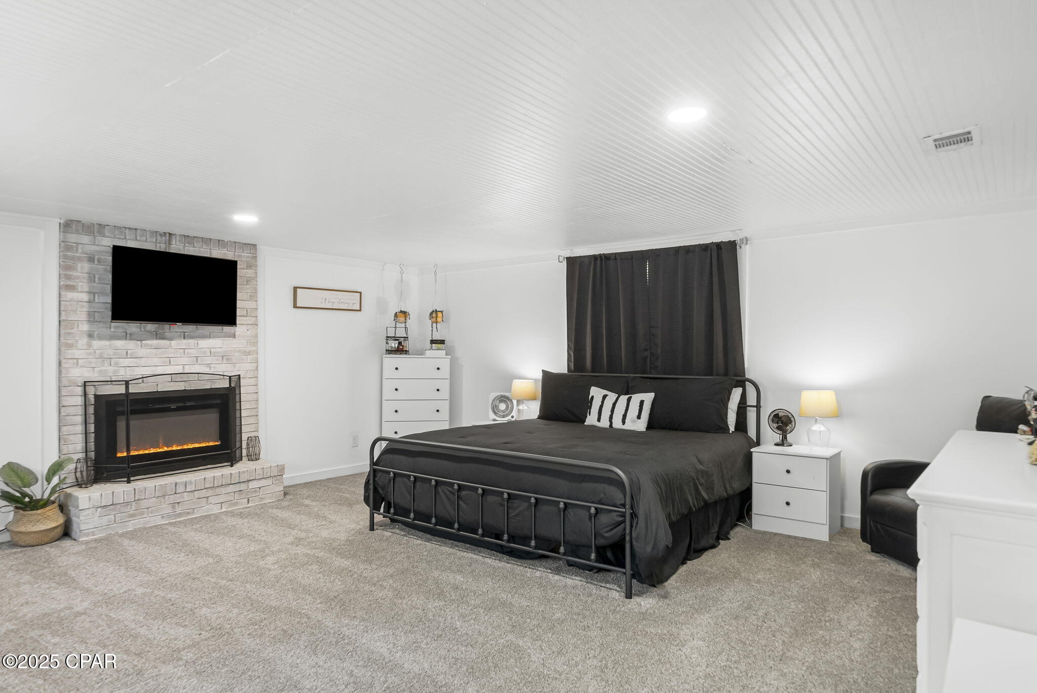 Listing photo id 13 for 1428 Parkway Drive