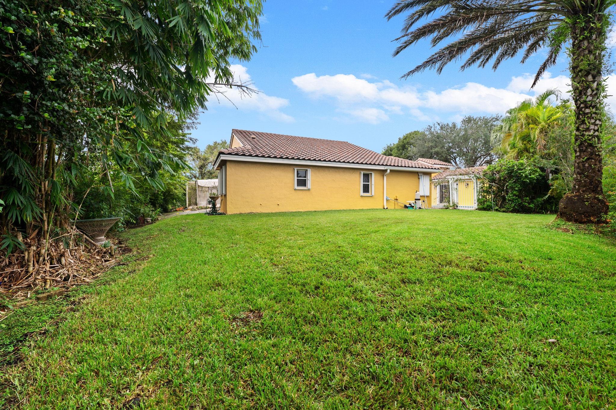 Lovely and spacious side yard