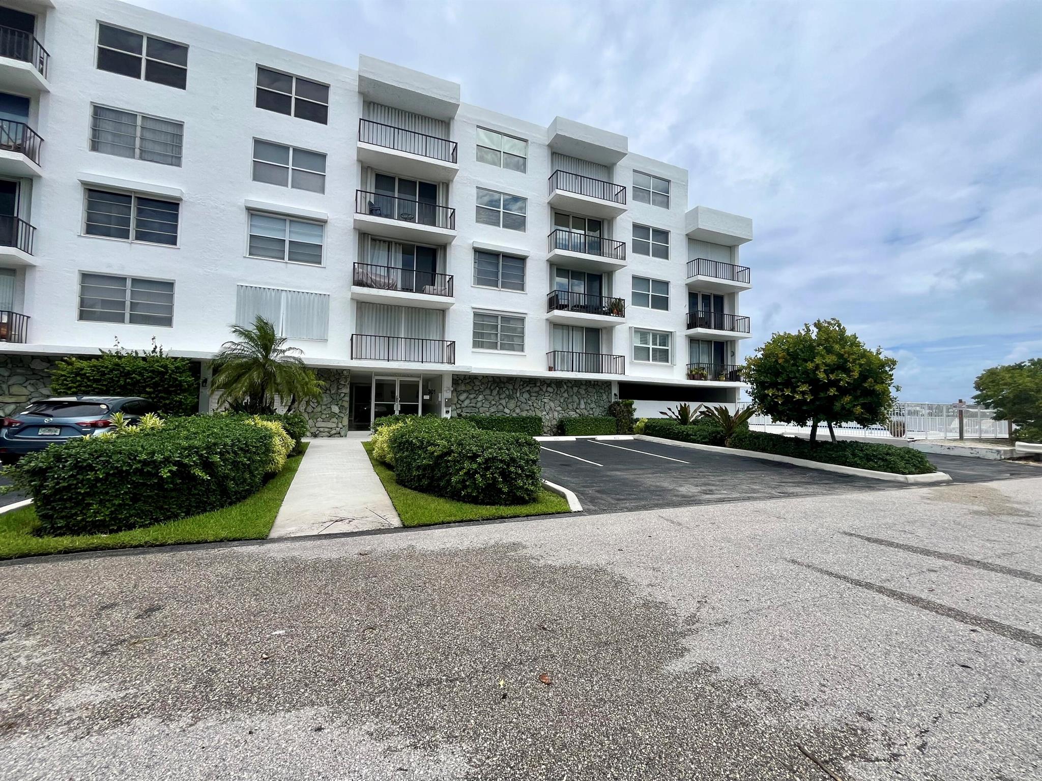 Homes for sale in Lantana, FL | 301 Croton Avenue #305, Lantana, FL 33462 | MLS# R11126138