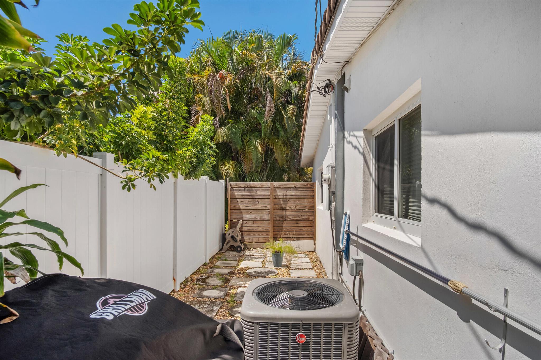 Homes for sale in Oakland Park, FL | 4010 Ne 18th Avenue, Oakland Park, FL 33334 | MLS# R11126158