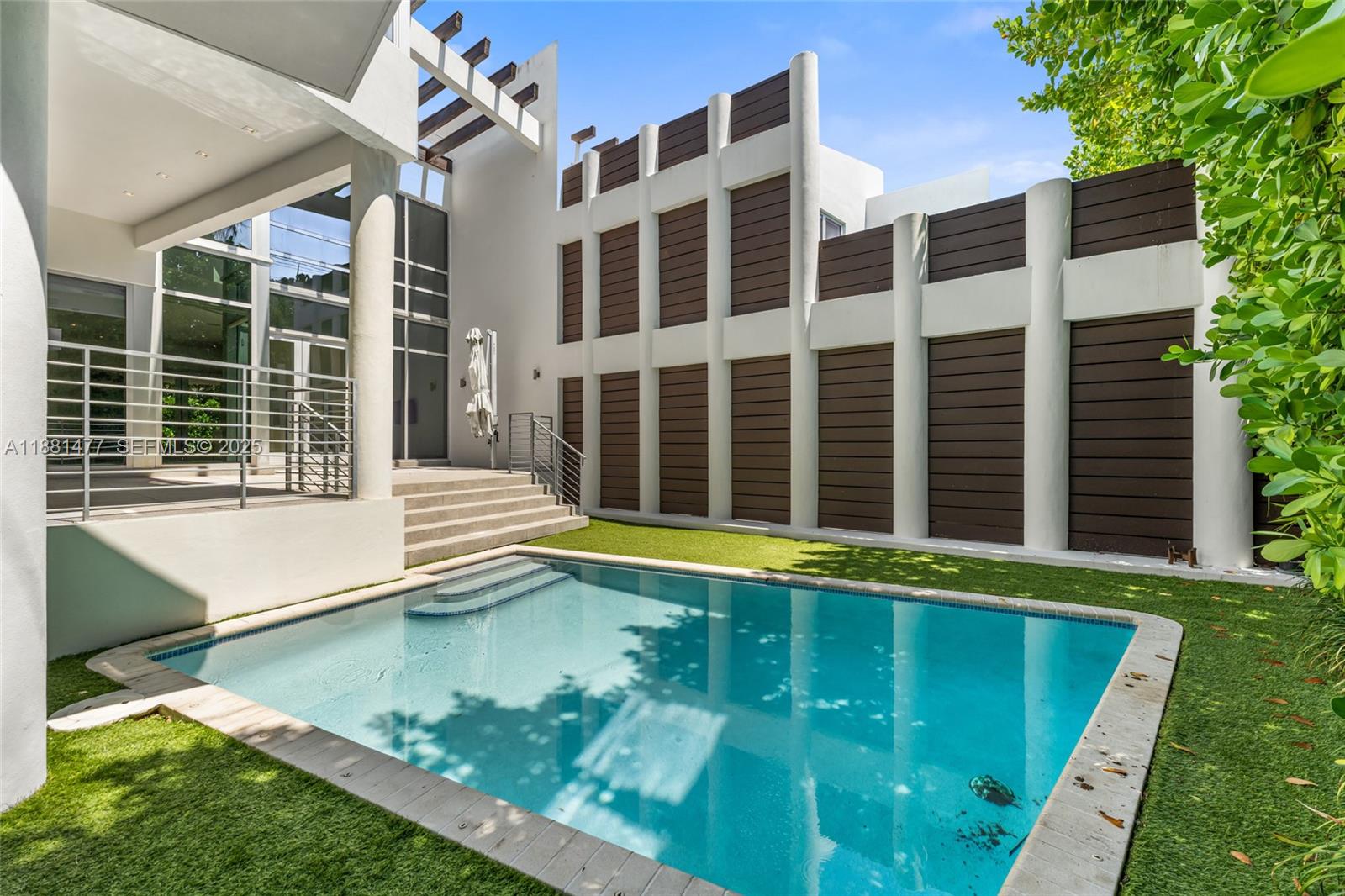 544-548 Fernwood Condo