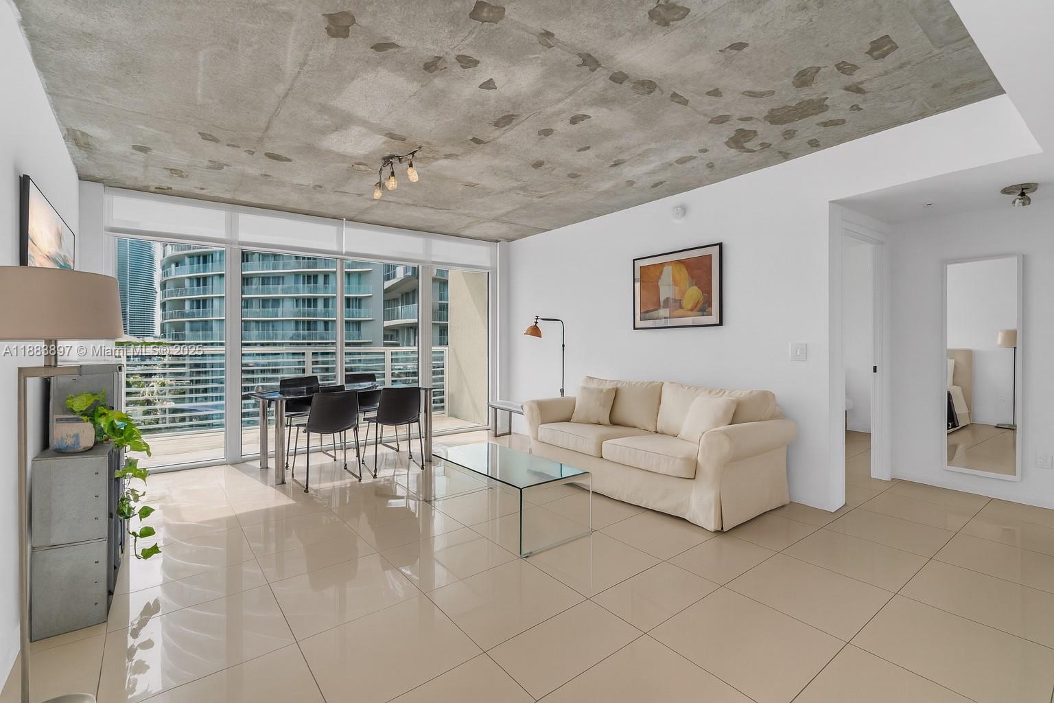 Apartamento à Venda em Miami, FL