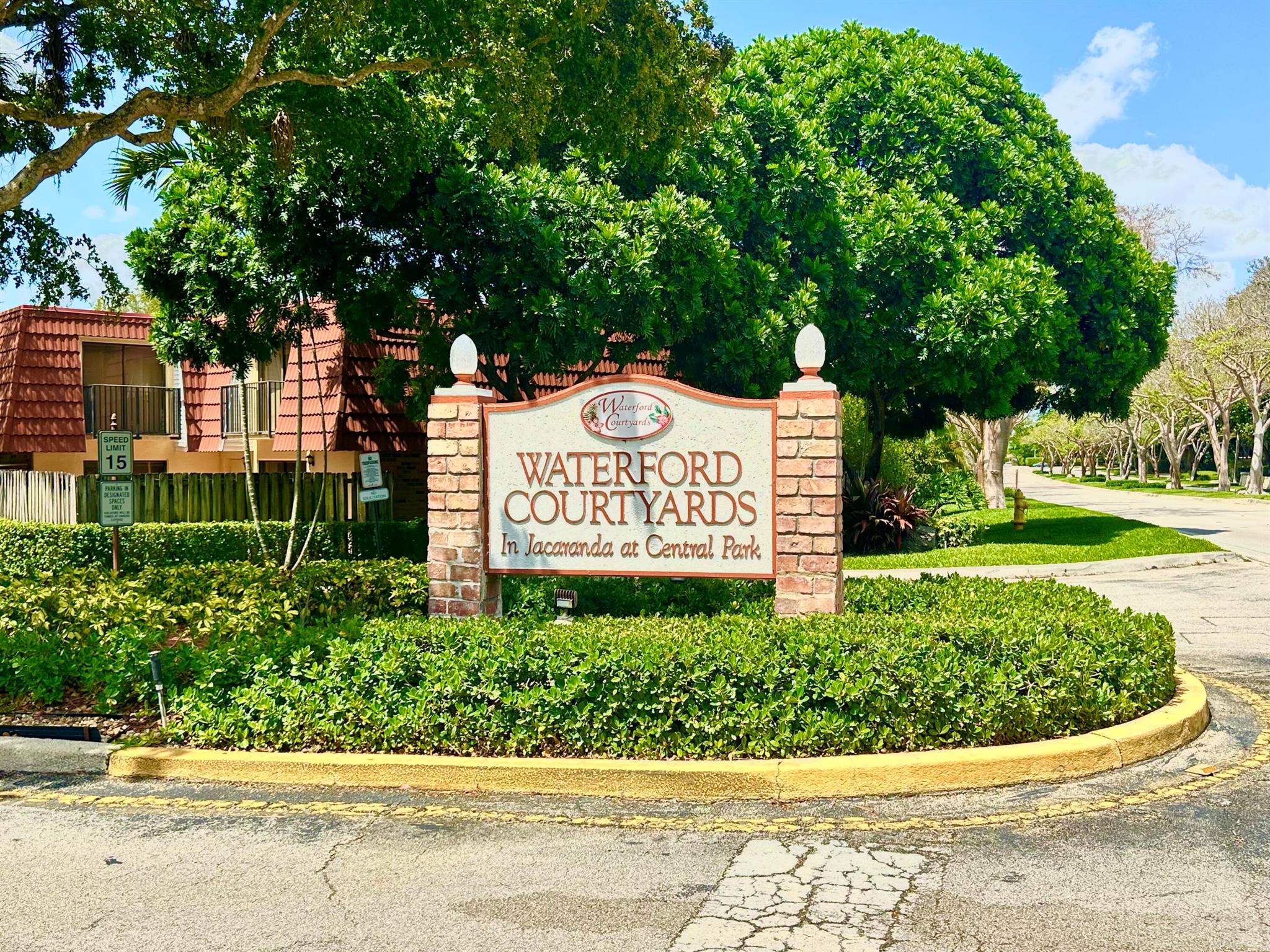 Waterford Courtyards / Ja