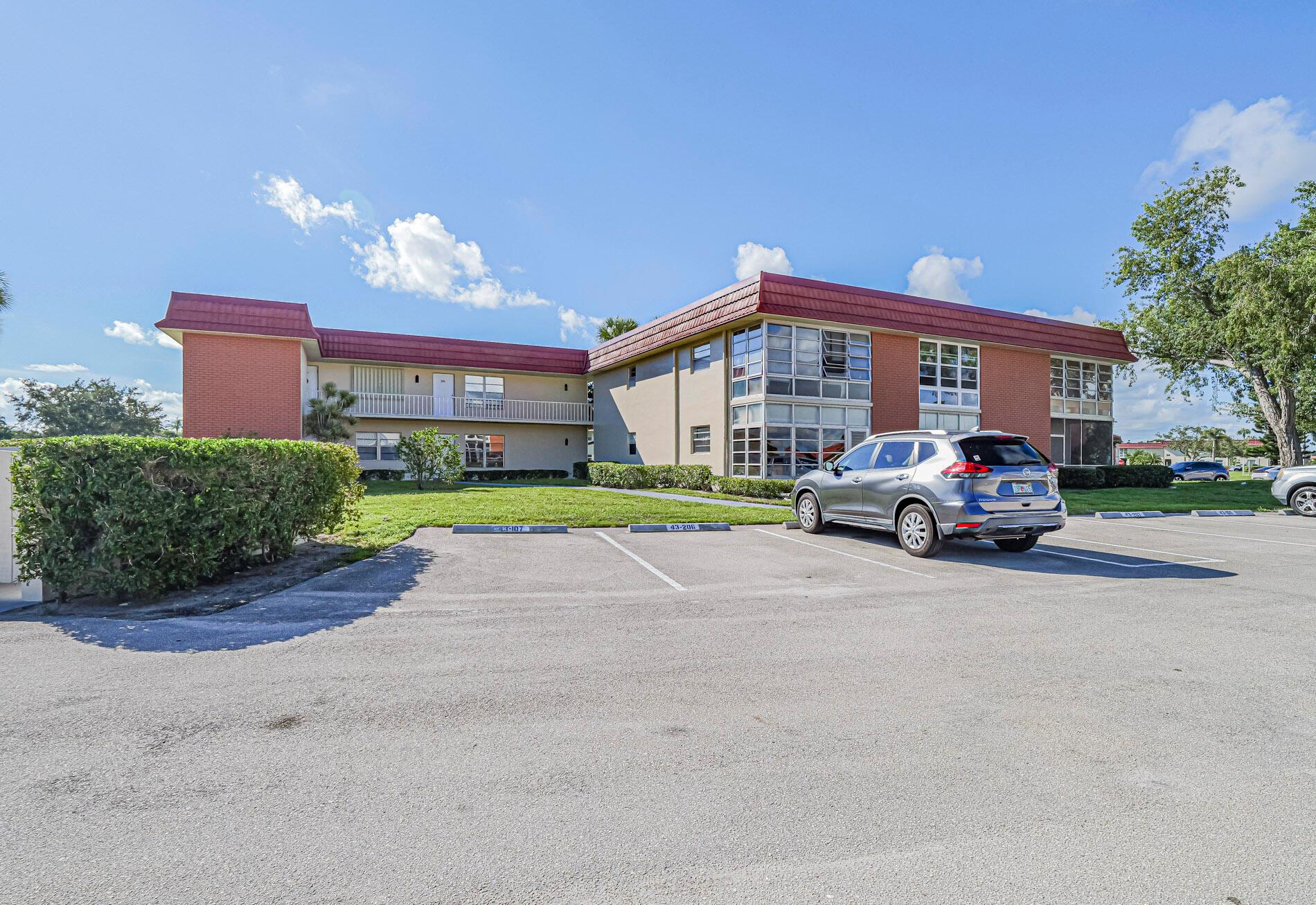 Homes for sale in Vero Beach, FL | 43 Woodland Dr #205, Vero Beach, FL 32962 | MLS# R11127175